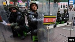 Солдаты народной армии КНР патрулируют улицы Урумчи во время  беспорядков в 2009 году