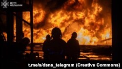 Рятувальники гасять пожежу після удару РФ по Одещині, 18 серпня 2025 року