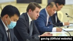 Первый вице-премьер-министр Артем Новиков на встрече с представителями бизнес-ассоциаций Кыргызстана. Бишкек. 17 октября 2020 года.