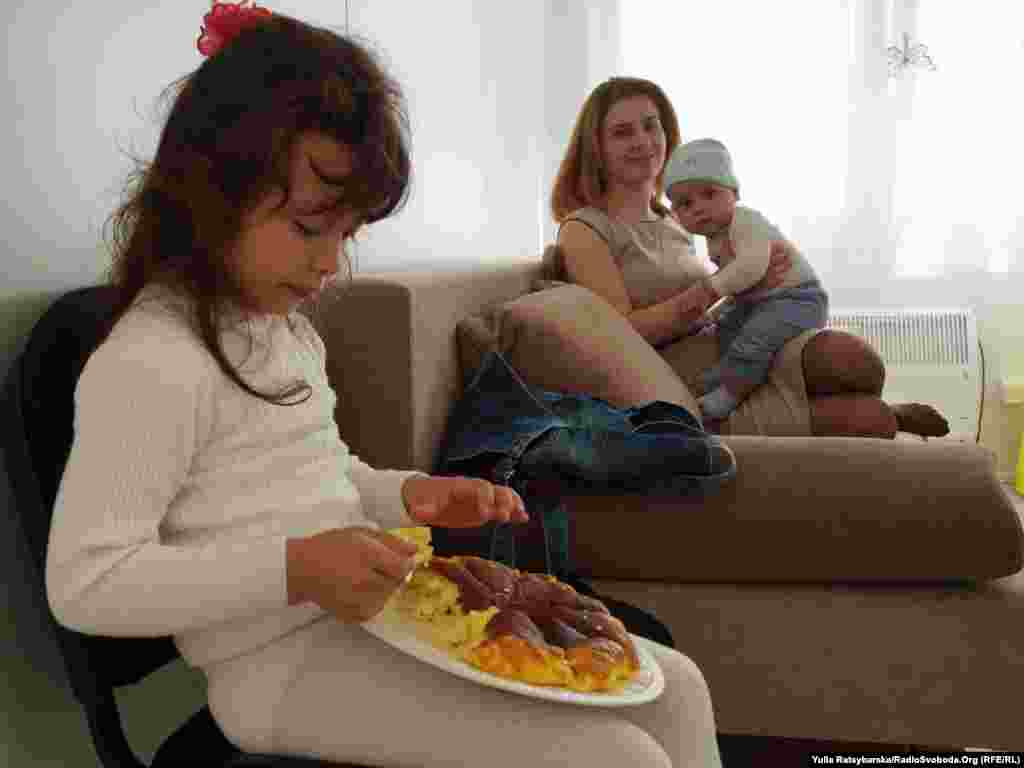 У блоку із двох маленьких кімнат проживає дві сім&#39;ї