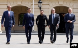 Слева направо: канцлер ФРГ Фридрих Мерц, президент Фрвнции Эммануэль Макрон, Владимир Зеленский, премьер-министр Великобритании Кир Стармер, премьер-министр Польши Дональд Туск; Киев, 10 мая 2025 года