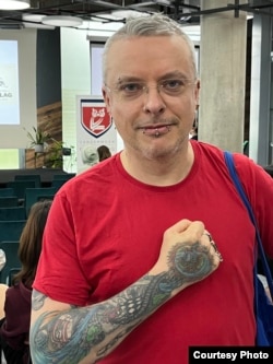 Александр Дельфинов на книжной ярмарке.