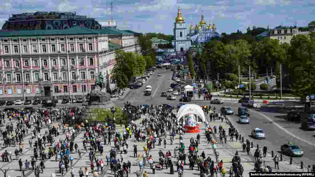 Загалом на Софійській площі представлено 374 писанки з різних куточків України. Традиційних писанок у декорі фестивалю використали близько 50 тисяч штук