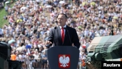 Кароль Навроцкий выступает на военном параде в Варшаве, 15 августа 2025 года