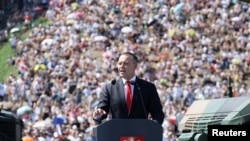 Кароль Навроцкий выступает на военном параде в Варшаве, 15 августа 2025 года
