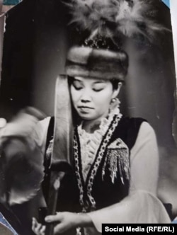 Анара Эсенгулова 3-классынан комуз черте баштаган. Анын жөндөмүн ата-энеси колдоп, кийин бул тармакта калышына салым кошкон.