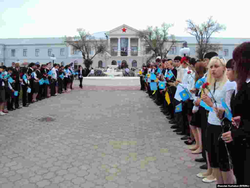 Казакстандын Караганды облусунун Долинка жергесинде мектеп окуучулары саясий куугунтук жана сүргүн курмандыктарынын музейинин ачылышына келгендерди тосууда. 31.5.2011.