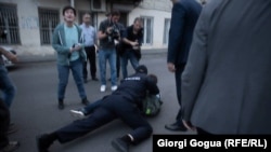Полиция арестовывает напавшего на участника ЛГБТ-акции, 17 мая 2018 года, Тбилиси