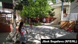 Эвакуация болгондор айрым жеке мейманканаларга да жайгаштырылууда. Баткен шаары. 2021-жылдын 30-апрели. 