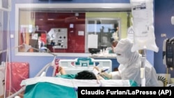 آرشیف، بیمار مبتلا به ویروس کرونا در یکی از شفاخانه های ایتالیا
