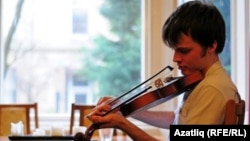 Робин Истон