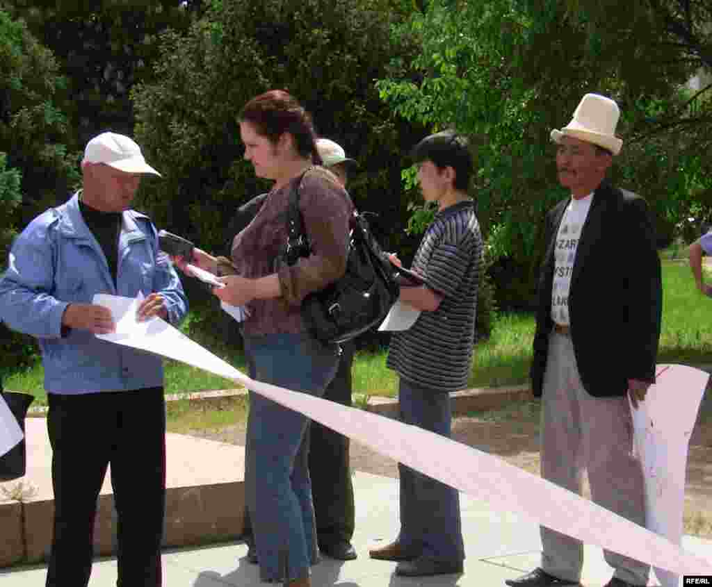 Өндүрүш Токтоназаров ушул кыймылдын лидери. - Kyrgyzstan -  Picket in Support Of Radio Azattyk. 18May2009