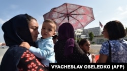 Кыргызстанга 1996-жылы келген оогандык качкындар АКШнын Бишкектеги элчилигинин алдында. 19-август, 2021-жыл  