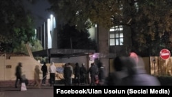 МХДҚ дарвозасини бузиб кираётган митингчилар, Бишкек, 2020 йил 6 октябри.