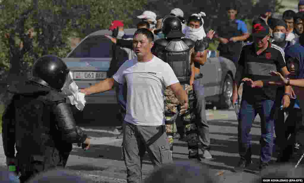 Tense scenes at a road block near the compound.&nbsp;