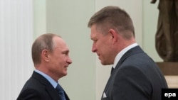 Прем’єр-міністр Словаччини Роберт Фіцо (П) і президент Росії Володимир Путін 