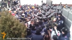 Силовики та активісти побилися у Харкові