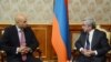 Президент Армении Серж Саргсян принимает спецпредставителя генсека НАТО Джеймса Аппатурая (слева), Ереван, 17 октября 2013 г.  