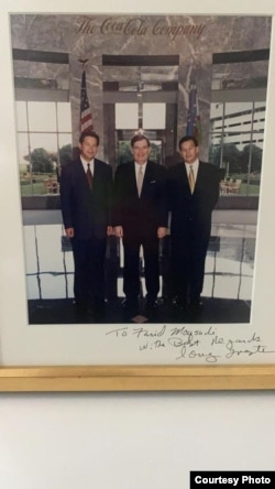 Фарид (солдо) менен Мансур Максуди Coca-Cola компаниясынын башкы директору жана президенти Дуг Ивестор менен, 1996-ж.