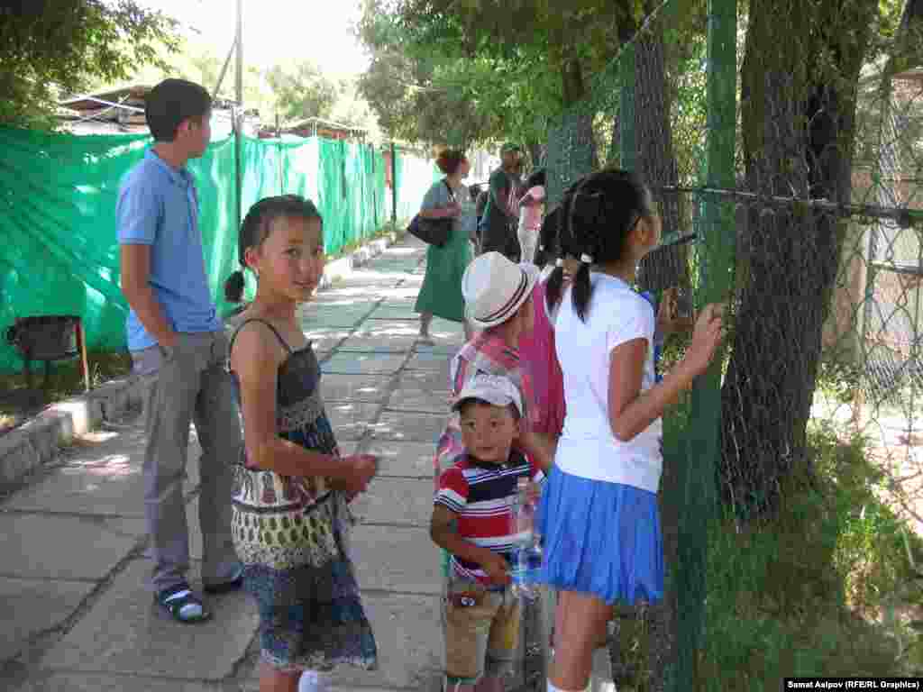 Зоопарк жетекчилигинин айтымында, зоопаркка колдоо көрсөтүп жаткандар - &quot;Кумтөр&quot; ишканасы, Айлана-чөйрөнү коргоо мамлекеттик агенттиги жана Германиянын жаратылышты коргоо союзу.&nbsp;