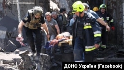 Рятувальні роботи після російського удару по Дніпру. 24 червня 2025 року