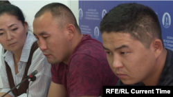 Кастер Мусаханулы (в центре) и Мурагер Алимулы на пресс-конференции в пресс-центре Казахстанского бюро по правам человека за несколько часов до задержания. Алматы, 14 октября 2019 года.
