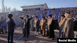 Талапкер Садыр Жапаровдун Караколдогу эл менен жолугушуусунда тартылган сүрөт. 