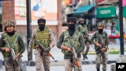 نیروهای هندی در حال گزمه در سرینگر مرکز منطقۀ کشمیر تحت ادارۀ هند