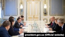 Володимир Зеленський зустрічається з заступницею директора Європейського департаменту Міжнародного валютного фонду Джулією Козак та керівником місії МВФ в Україні Роном ван Роденом, 20 вересня 2019 року