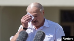 Президент Беларуси Александр Лукашенко во время митинга своих сторонников у Дома правительства на площади Независимости. Минск, 16 сентября 2020 года.