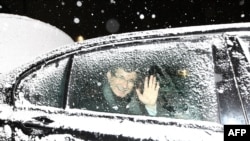 Глава МИД Турции Ахмет Давутоглу уезжает с пресс-конференции в Ереване, 12 декабря, 2013 г.