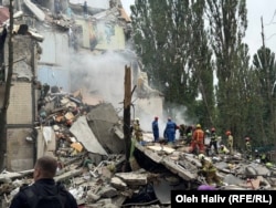 Російська ракета зруйнувала цілий під'їзд житлового багатоповерхового будинку у Києві. Загинуло 32 людини, серед них і діти. 31 липня 2025 року