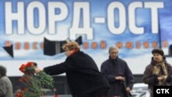 Митинг памяти и поминальная служба привели на Дубровку не только пострадавших на «Норд-Осте», но и тех, кто пережил другие теракты