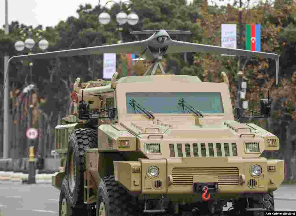 Азербайджанська військова бронемашина з безпілотником