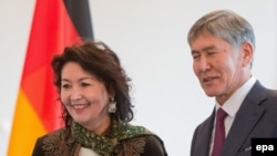 Ալմազբեկ Աթամբաևը կնոջ՝ Ռաիսայի հետ, արխիվ