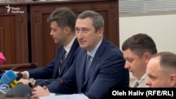 Олексій Чернишов (у центрі) в залі суду в червні 2025 року