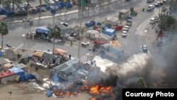 2011-жылдын 16-мартында Бахрейн падышалыгынын коопсуздук күчтөрү шийи араптар басымдуулук кылган демонстранттарды күч менен таркатты. Бермет аянтындагы окуялар. Ишкер Ник “Азаттыкка” жиберген сүрөттөрдөн. Манама ш., Бахрейн. 16.03.2011.