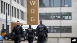 Поліція біля школи в Німеччині, фото ілюстративне