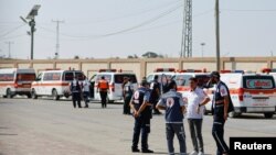 Медичні працівники чекають, щоб прийняти палестинців, які отримають лікування в єгипетській лікарні, на прикордонному переході Рафах, 1 листопада 2023 року 