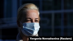 Камактагы оппозициячыл саясатчы Алексей Навальныйдын аялы Юлия Навальная. 1-февраль, 2021-жыл.