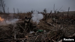 Військовослужбовець 24-ї окремої механізованої бригади імені Короля Данила стріляє з гранатомета РПГ-7 під час навчань в Донецькій області, 29 листопада 2024 року