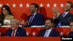 Дональд Трамп жана Жеймс Дэвид Вэнс (Трамптын сол жагында).  