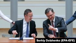 Міністр закордонних справ України Дмитро Кулеба (праворуч) разом із угорським колегою Петером Сійярто, червень 2020 року