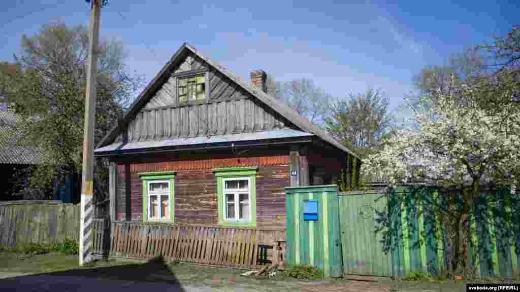 Так выглядае адзіная ў&nbsp;Беларусі станцыя кальцаваньня птушак. Спаміж шараговай забудовы яе&nbsp;выдзяляе толькі малюнак птушкі на&nbsp;плоце