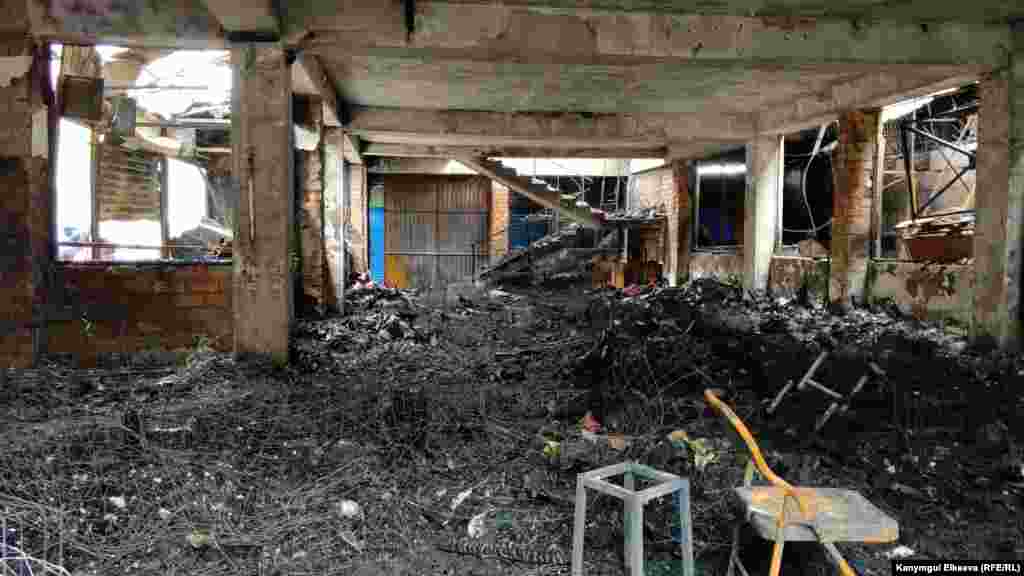 &quot;Сейтек&quot; базарынын өрт чалган аймагында көбүнесе кийим-кечек сатылчу.&nbsp;