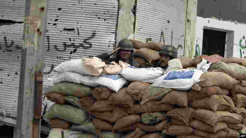 Хомс. Правительственные войска у КПП.