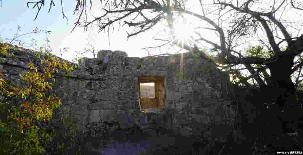 Після Ханського палацу печерне місто-фортеця Чуфут-Кале, мабуть, найбільш популярний серед туристів історичний об&#39;єкт у Бахчисараї. Групи приїжджих курортників, в основному з сусідньої Росії, можна побачити і зараз, в розпал &laquo;мертвого&raquo; сезону