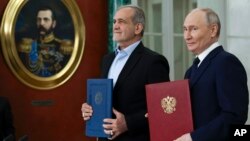 İran prezidenti Məsud Pezeşkian və Rusiya prezidenti Vladimir Putin Kremldə danışıqlardan sonra tərəfdaşlıq sazişinin imzalanması mərasimində.