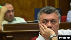 Armenia - Ruben Hakobian (right) and Nikol Pashinian attend a session of the Armenian parliament, Yerevan, July 2, 2015.