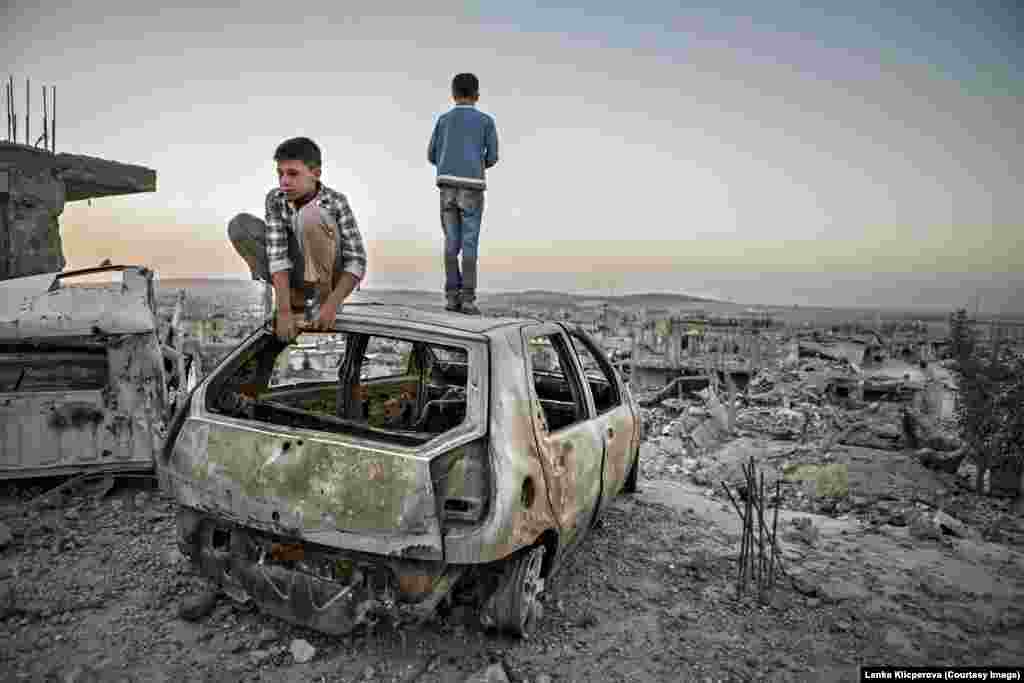 Во время боев в городе часто звучали мощные взрывы. В результате некоторых из них автомобили закидывало на террасы зданий.